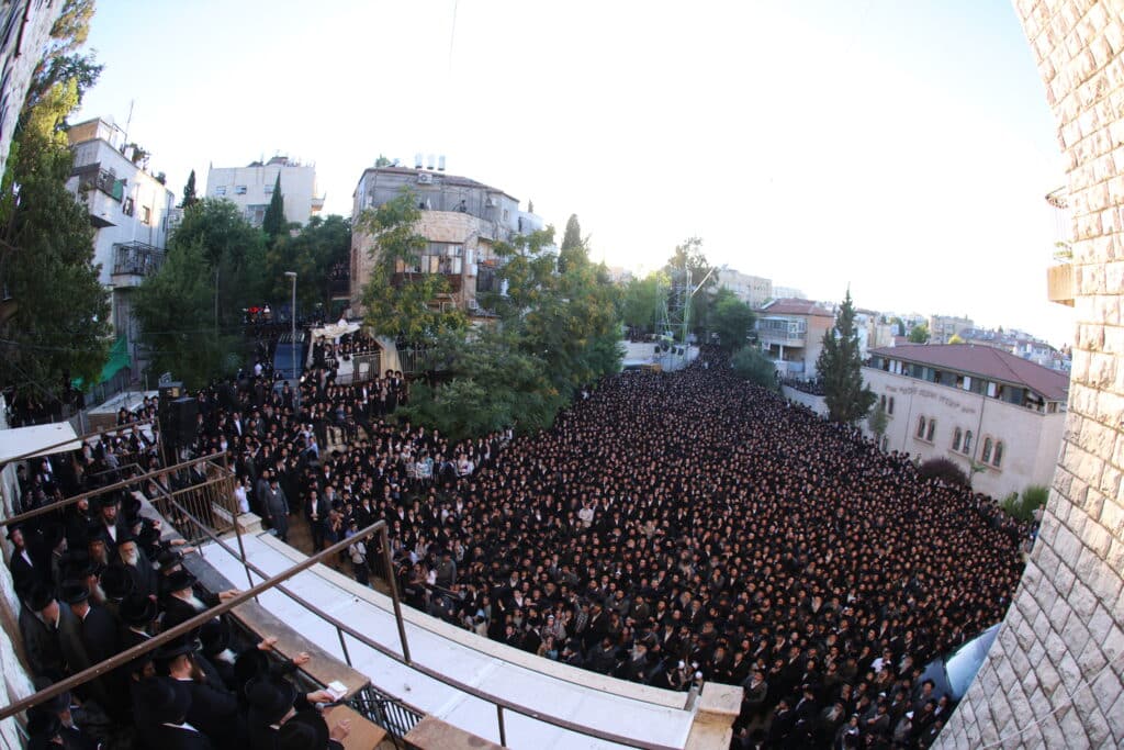 אלפים התכנסו בירושלים במחאה נגד גיוס בני הישיבות