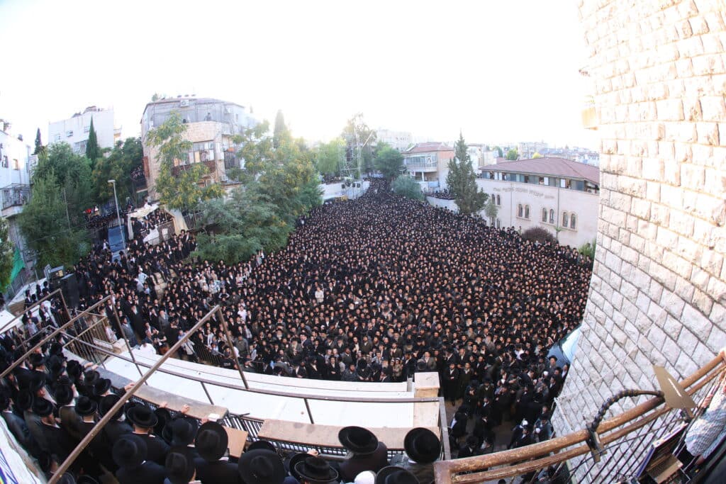 אלפים התכנסו בירושלים במחאה נגד גיוס בני הישיבות