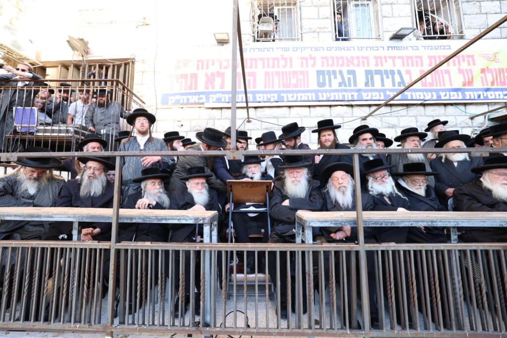 אלפים התכנסו בירושלים במחאה נגד גיוס בני הישיבות