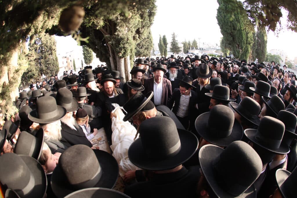 הלווית ההמונים: הרבנית הצדקנית מגור ע"ה הובאה למנוחות