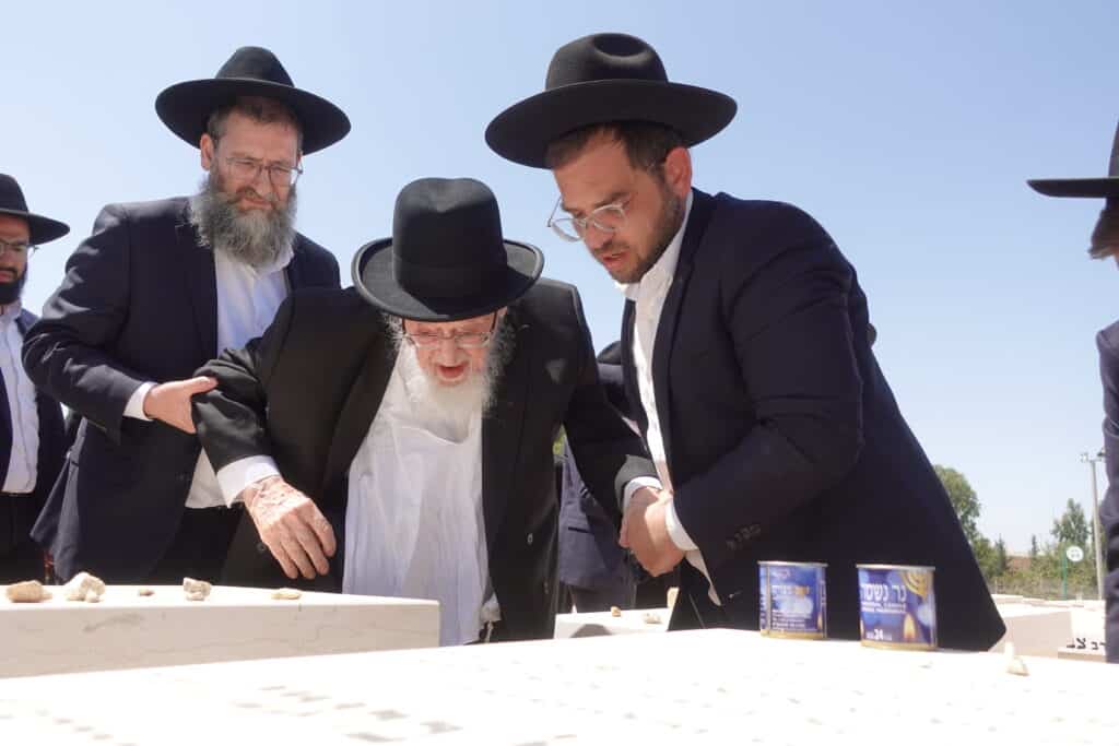 מרן ראש הישיבה פרץ בבכי על קבר בנו וביקש על בני הישיבות