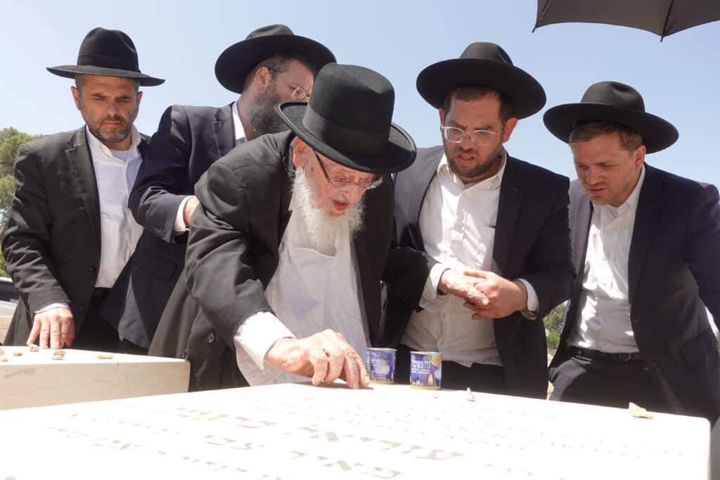 מרן ראש הישיבה פרץ בבכי על קבר בנו וביקש על בני הישיבות