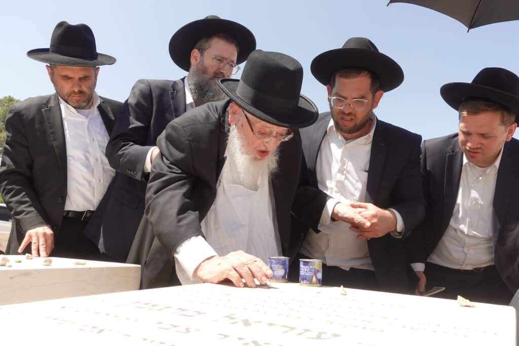 מרן ראש הישיבה פרץ בבכי על קבר בנו וביקש על בני הישיבות