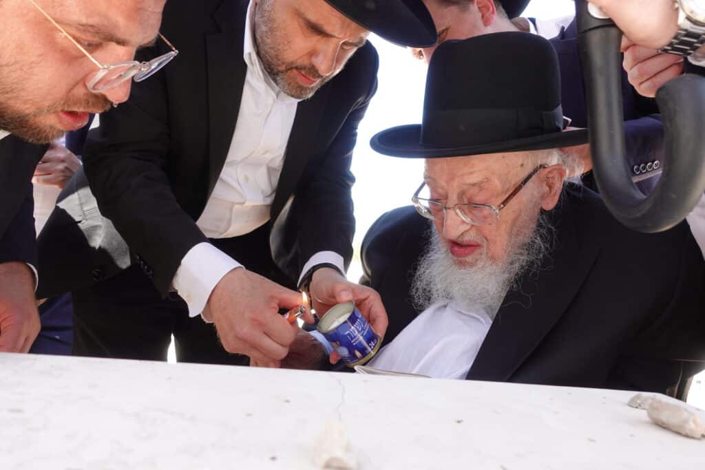 מרן ראש הישיבה פרץ בבכי על קבר בנו וביקש על בני הישיבות