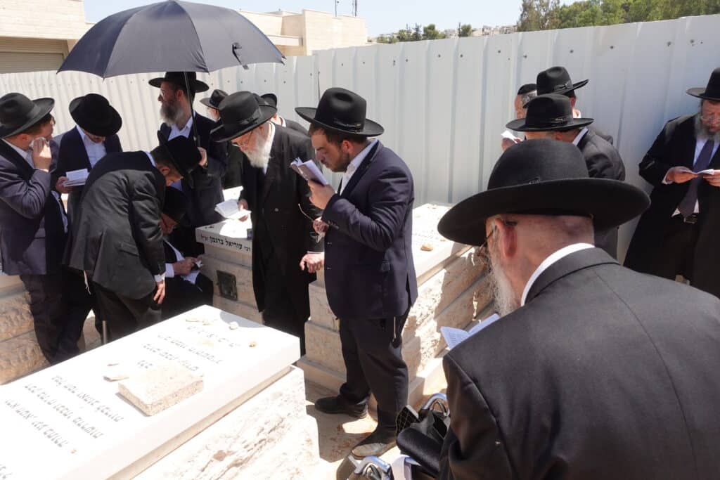 מרן ראש הישיבה פרץ בבכי על קבר בנו וביקש על בני הישיבות