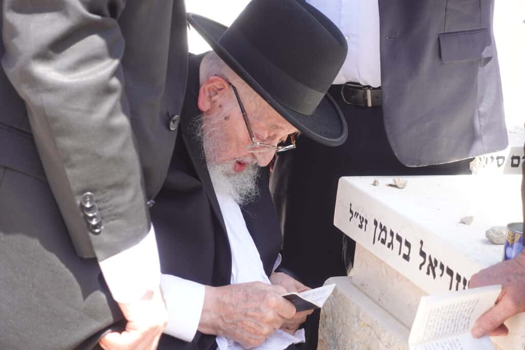 מרן ראש הישיבה פרץ בבכי על קבר בנו וביקש על בני הישיבות