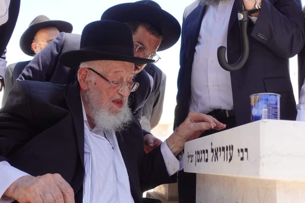 מרן ראש הישיבה פרץ בבכי על קבר בנו וביקש על בני הישיבות