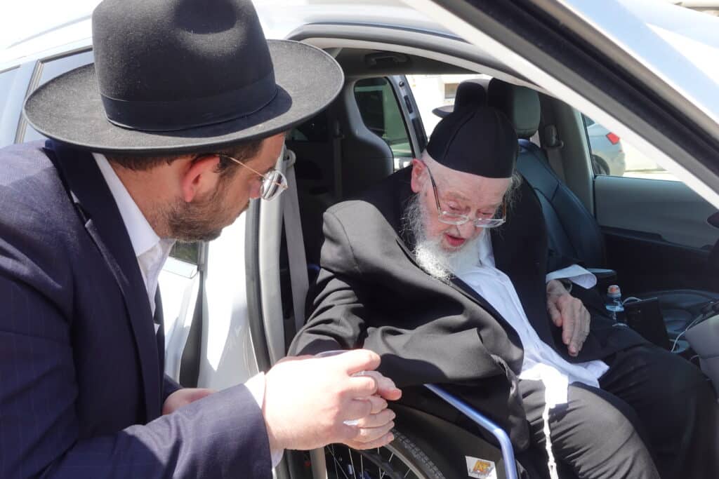 מרן ראש הישיבה פרץ בבכי על קבר בנו וביקש על בני הישיבות