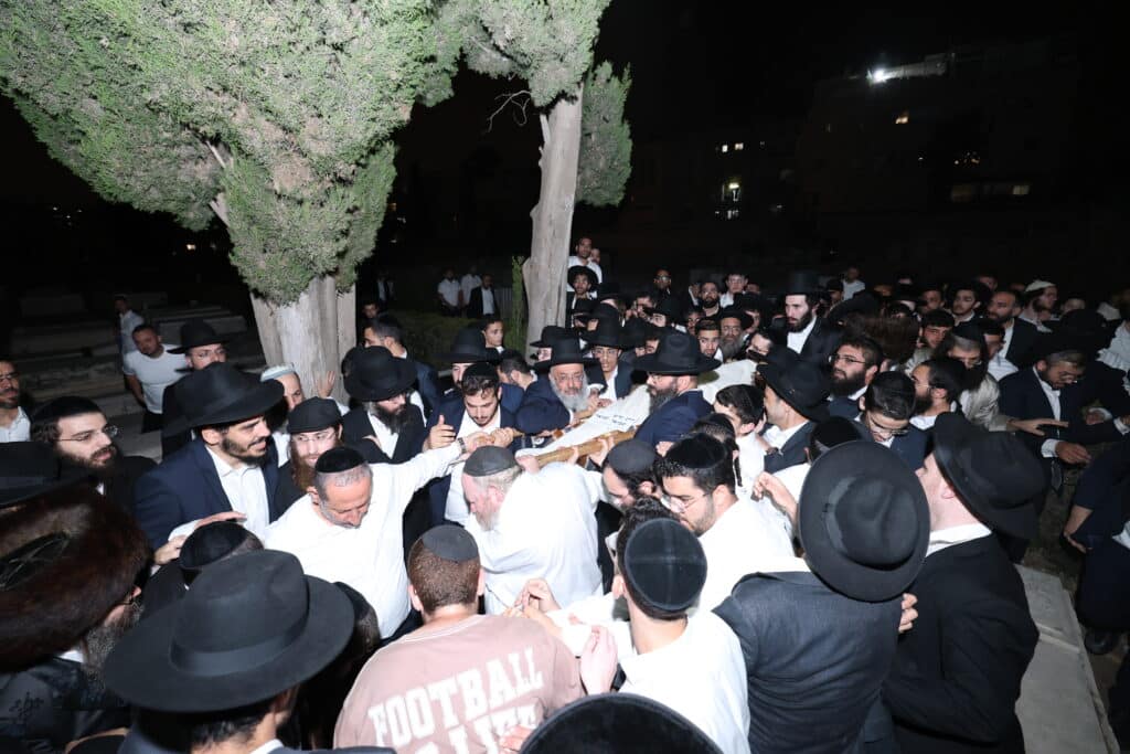 גלריה: אלפים ליוו את זקן המקובלים רבי שלום שמואלי זצ"ל