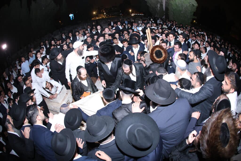 גלריה: אלפים ליוו את זקן המקובלים רבי שלום שמואלי זצ"ל