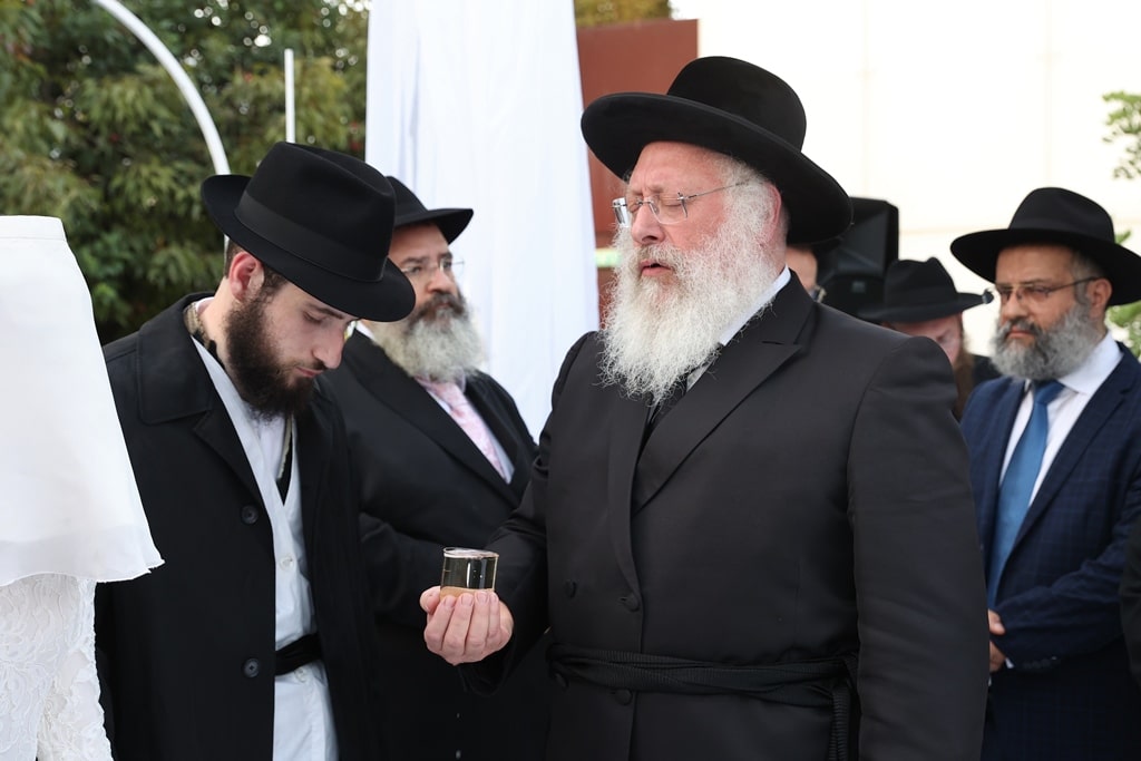 כולם התייצבו: שמחת נישואי בן הרב עם בת המנכ"ל