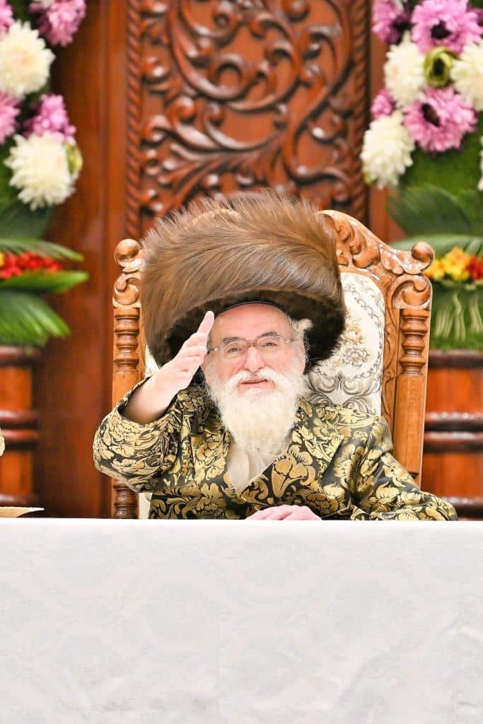 תיעוד ירוק מחג השבועות בחסידות ויז'ניץ