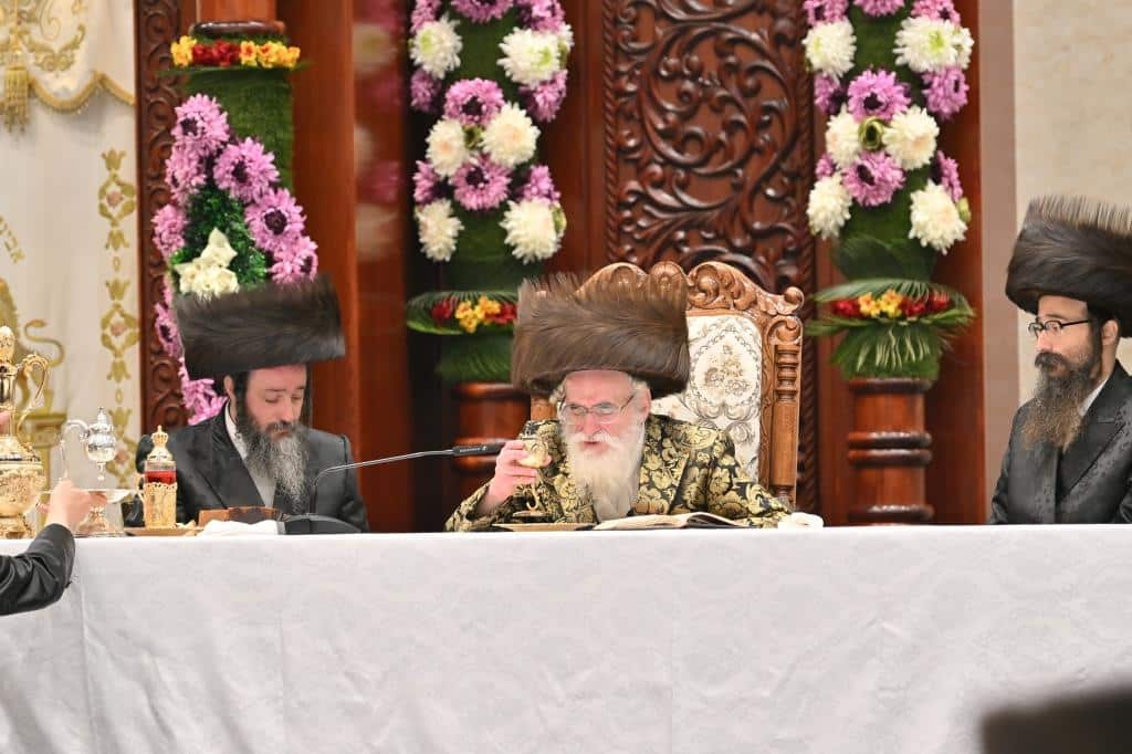 תיעוד ירוק מחג השבועות בחסידות ויז'ניץ