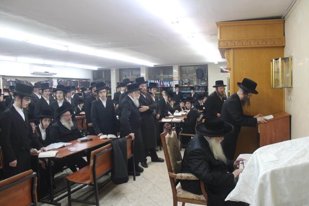 האדמו"ר מצאנז שליט"א בביקור בהיכל ישיבת שפע חיים