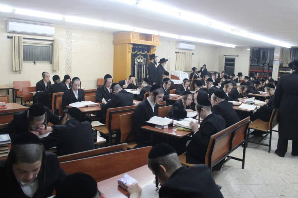 האדמו"ר מצאנז שליט"א בביקור בהיכל ישיבת שפע חיים