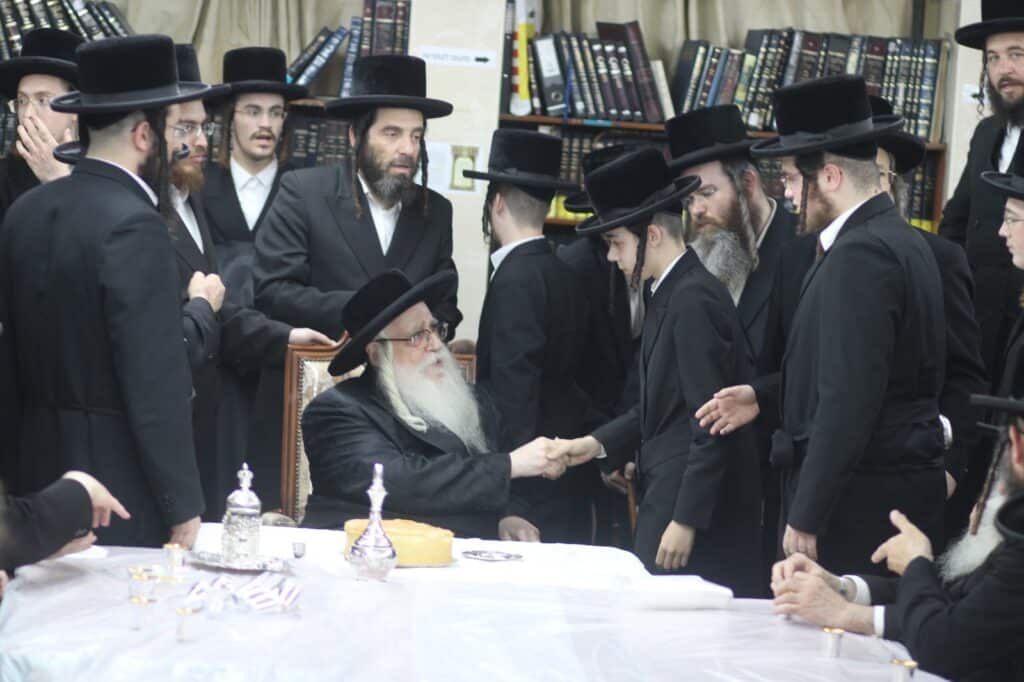 האדמו"ר מצאנז שליט"א בביקור בהיכל ישיבת שפע חיים