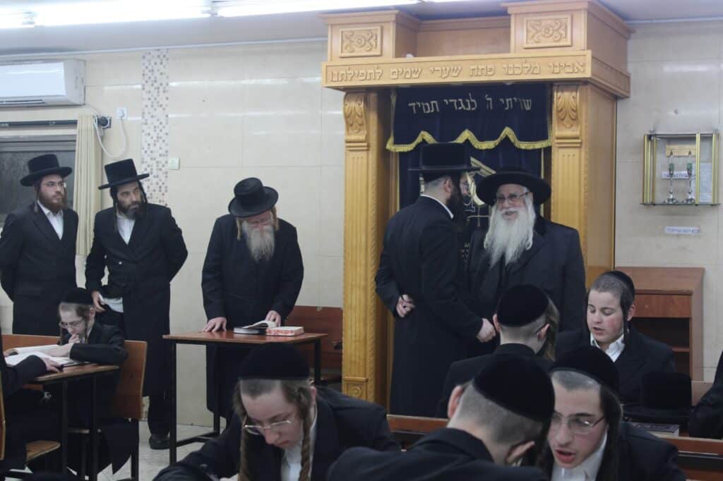 האדמו"ר מצאנז שליט"א בביקור בהיכל ישיבת שפע חיים