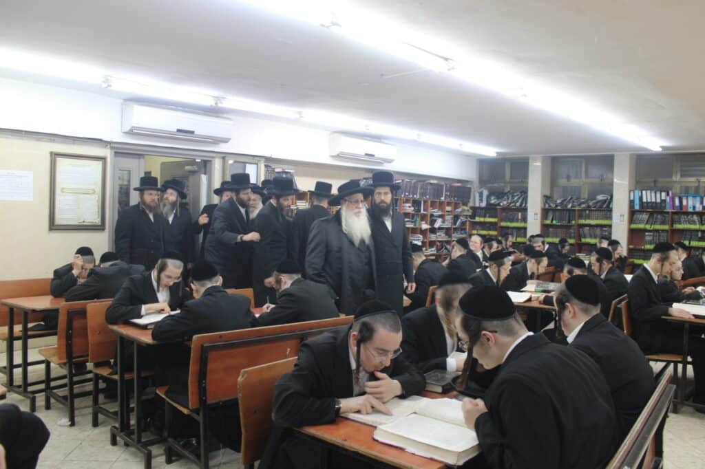 האדמו"ר מצאנז שליט"א בביקור בהיכל ישיבת שפע חיים