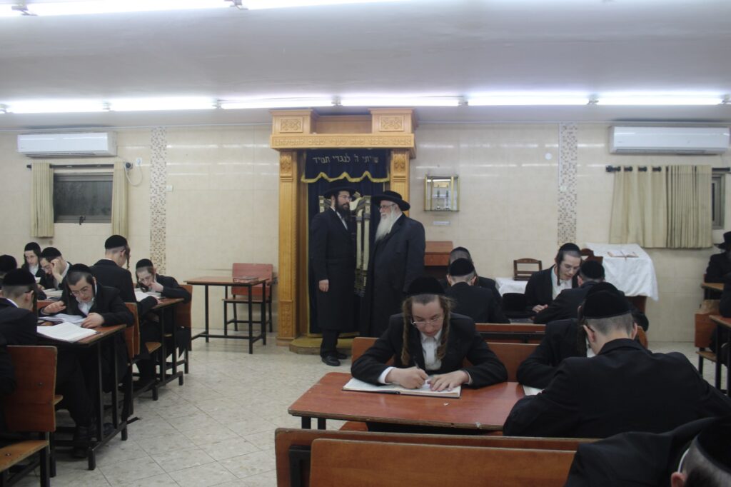 האדמו"ר מצאנז שליט"א בביקור בהיכל ישיבת שפע חיים