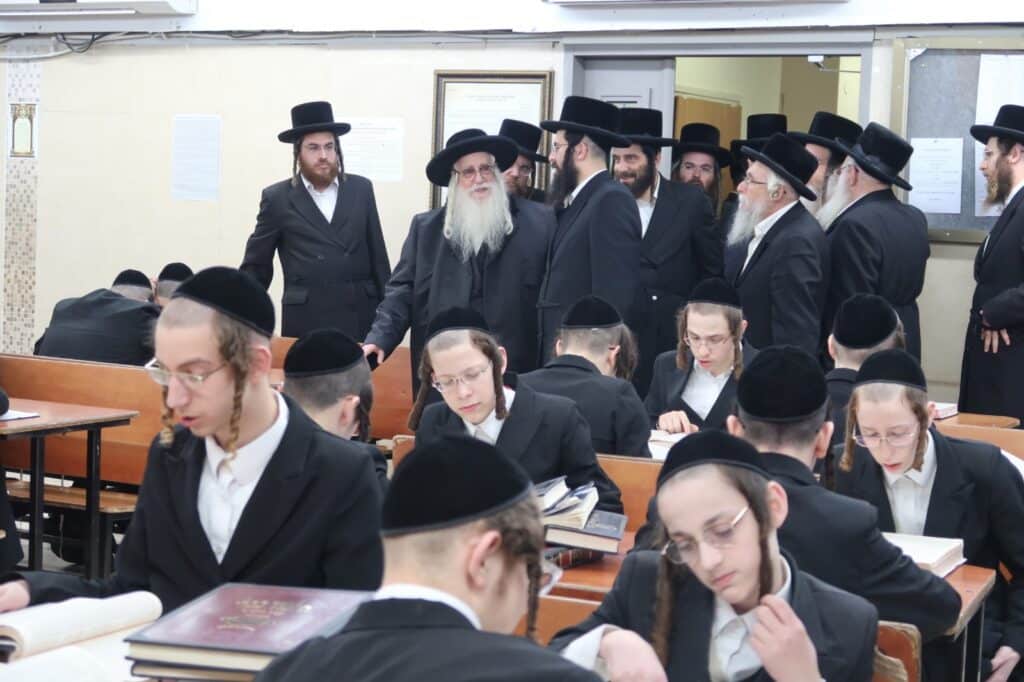 האדמו"ר מצאנז שליט"א בביקור בהיכל ישיבת שפע חיים