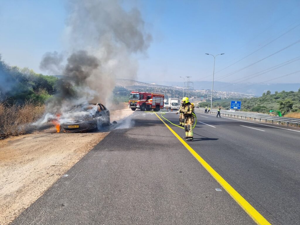 באיזור הקריות: רכב עלה באש בכביש 70