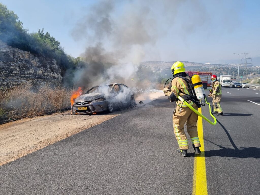 באיזור הקריות: רכב עלה באש בכביש 70