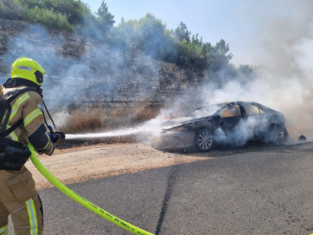 באיזור הקריות: רכב עלה באש בכביש 70