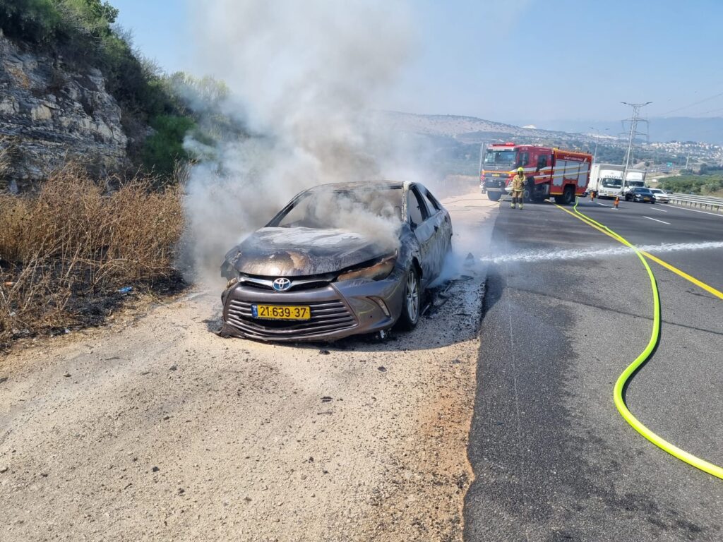 באיזור הקריות: רכב עלה באש בכביש 70