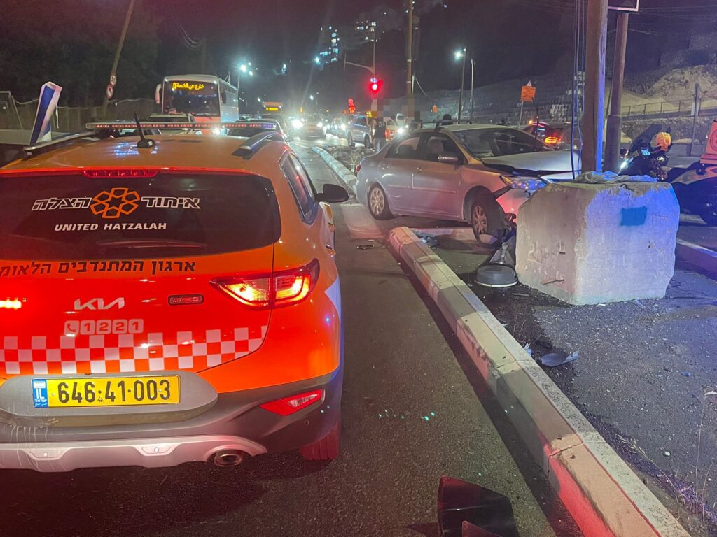 אוטובוס ושני כלי רכב התנגשו: תאונה בכביש בגין