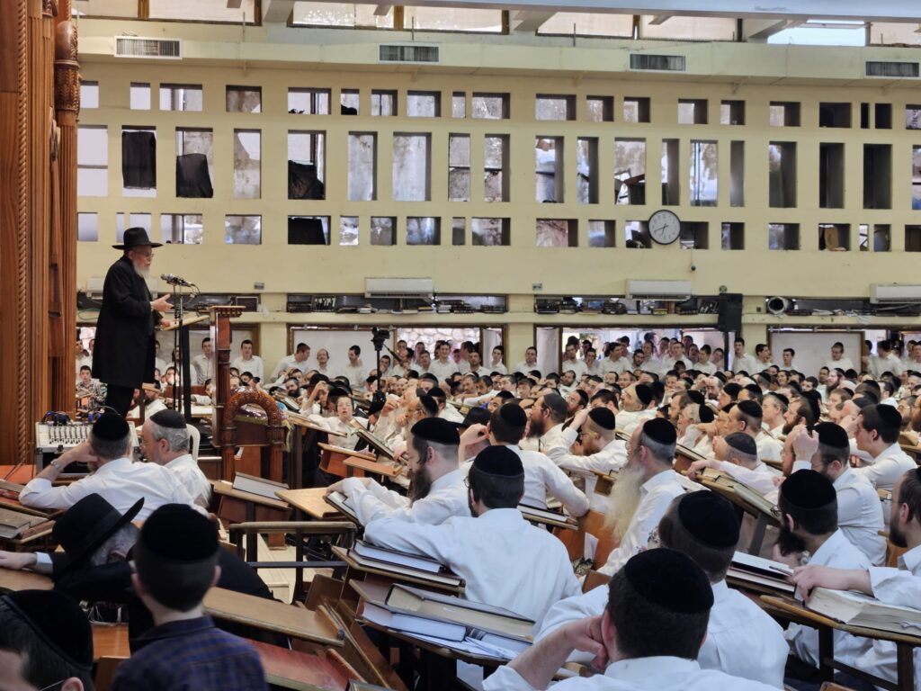 בעצרות הספד ובעלייה לקבר: יארצייט ראשון למרן הגרי"ג אדלשטיין זצוק"ל