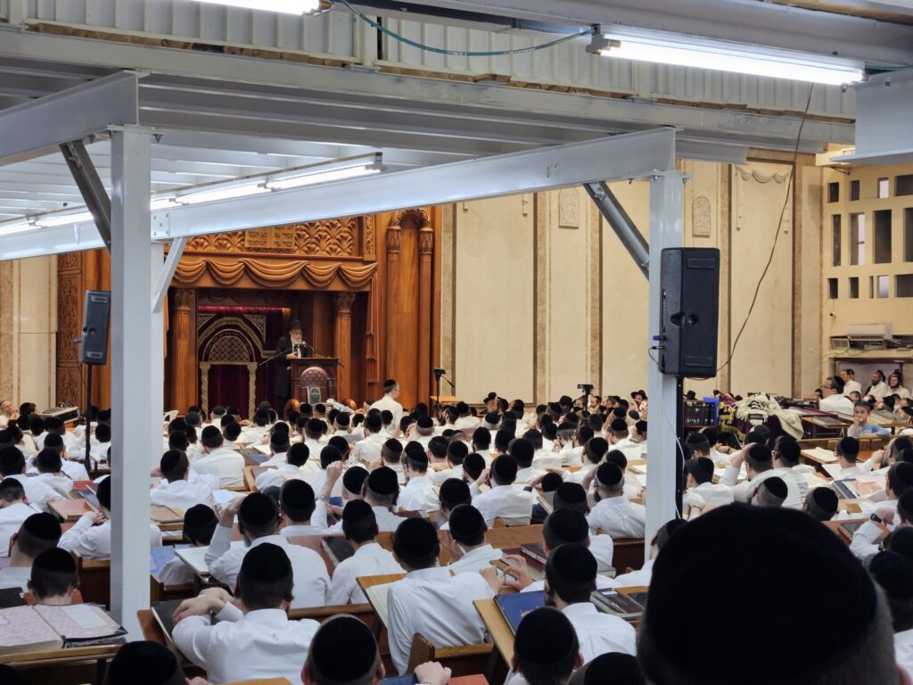 בעצרות הספד ובעלייה לקבר: יארצייט ראשון למרן הגרי"ג אדלשטיין זצוק"ל