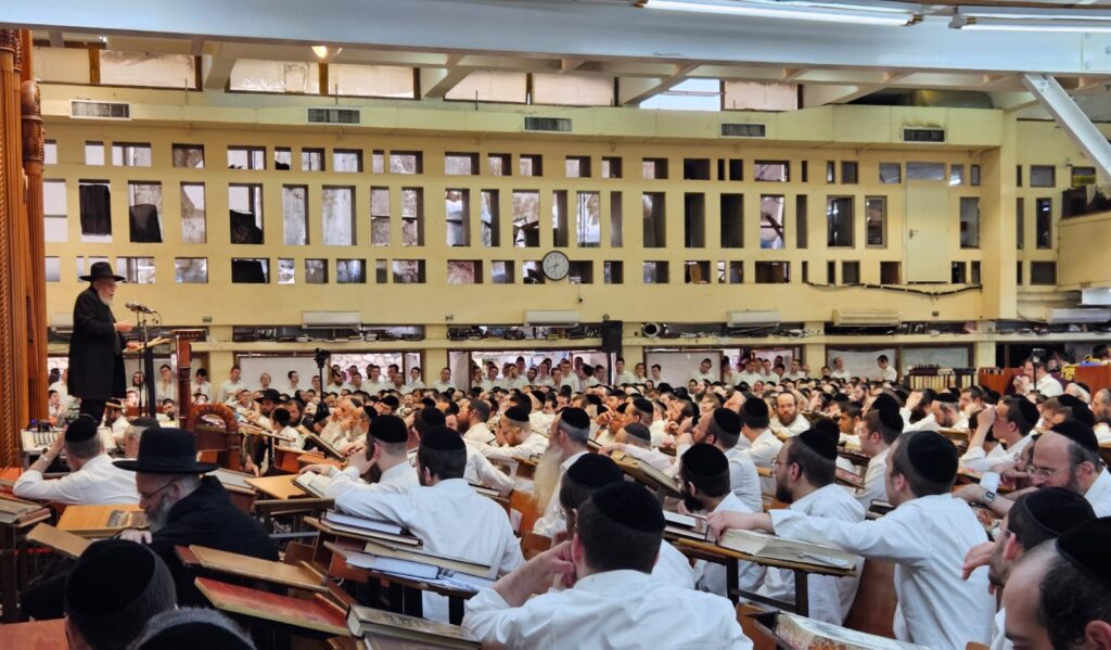 בעצרות הספד ובעלייה לקבר: יארצייט ראשון למרן הגרי"ג אדלשטיין זצוק"ל