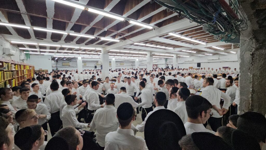 בעצרות הספד ובעלייה לקבר: יארצייט ראשון למרן הגרי"ג אדלשטיין זצוק"ל