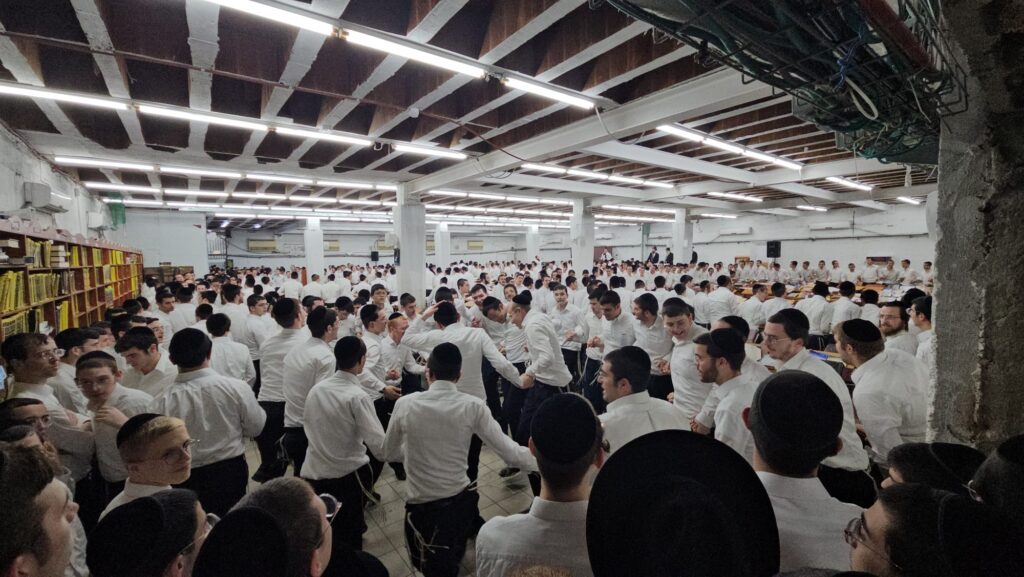 בעצרות הספד ובעלייה לקבר: יארצייט ראשון למרן הגרי"ג אדלשטיין זצוק"ל