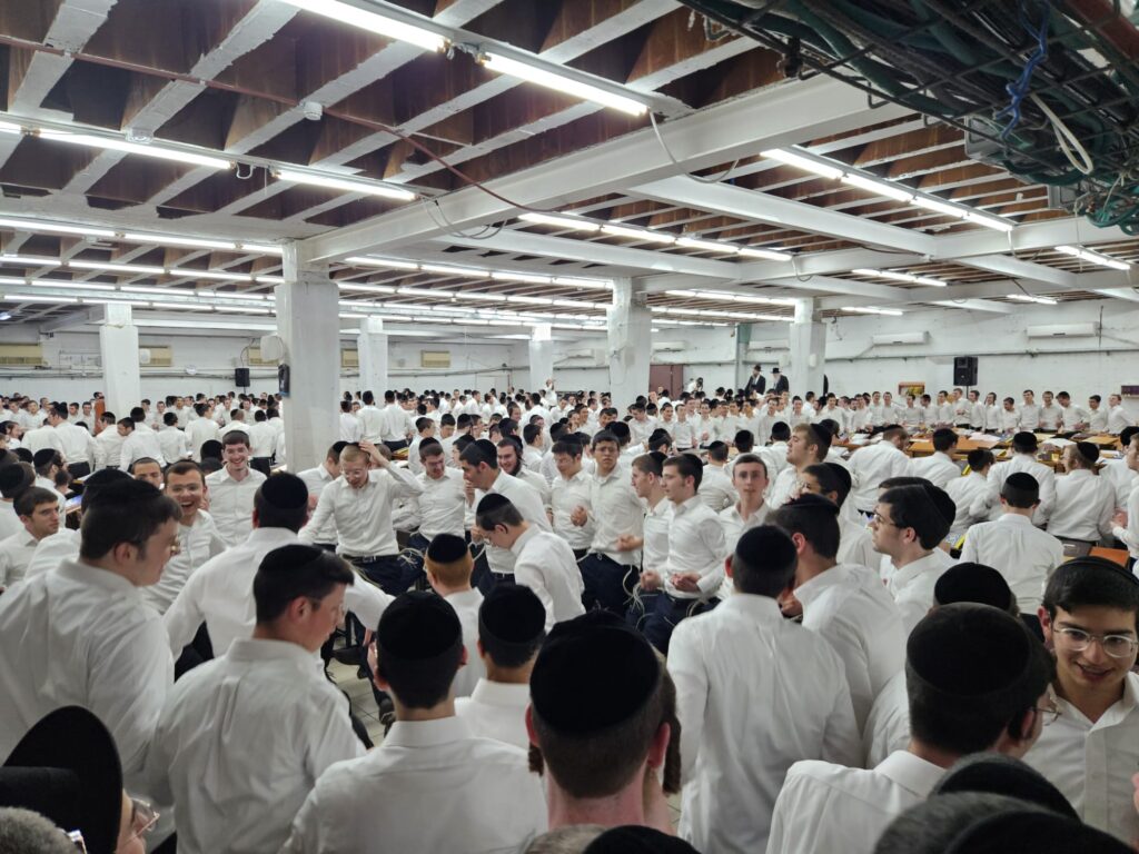 בעצרות הספד ובעלייה לקבר: יארצייט ראשון למרן הגרי"ג אדלשטיין זצוק"ל