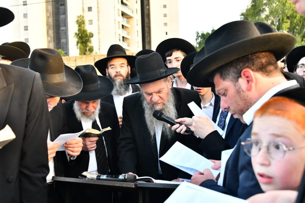 בעצרות הספד ובעלייה לקבר: יארצייט ראשון למרן הגרי"ג אדלשטיין זצוק"ל