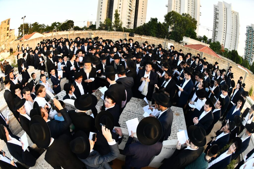 בעצרות הספד ובעלייה לקבר: יארצייט ראשון למרן הגרי"ג אדלשטיין זצוק"ל