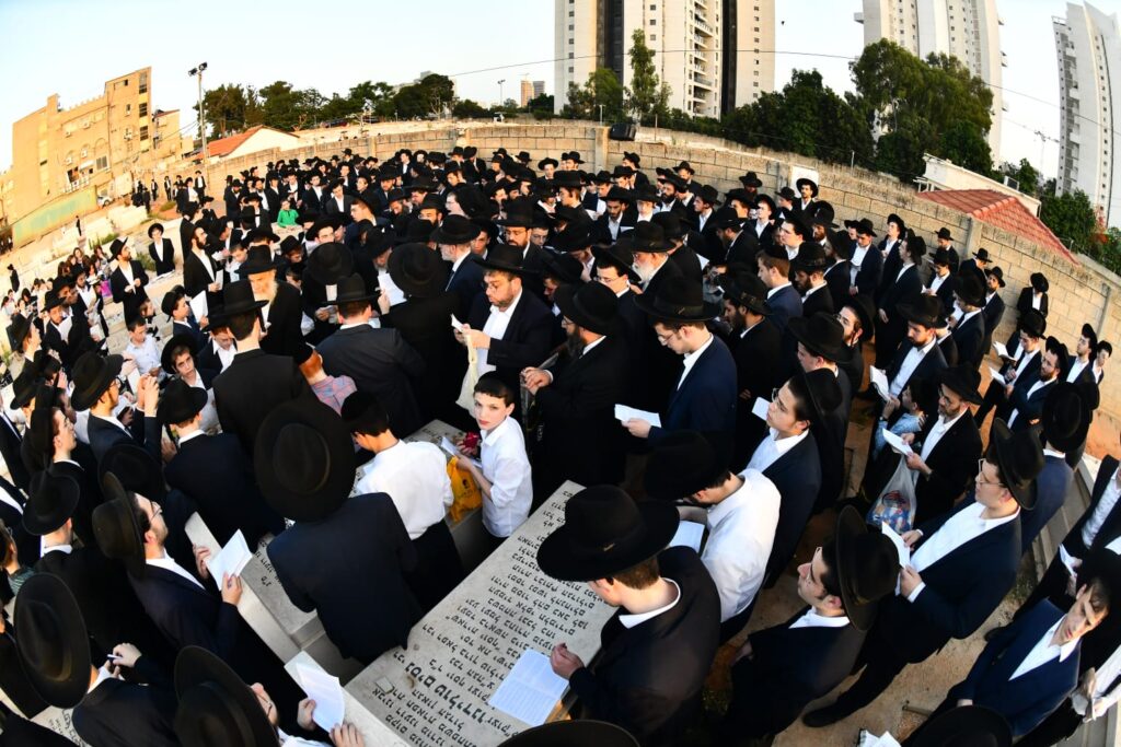 בעצרות הספד ובעלייה לקבר: יארצייט ראשון למרן הגרי"ג אדלשטיין זצוק"ל