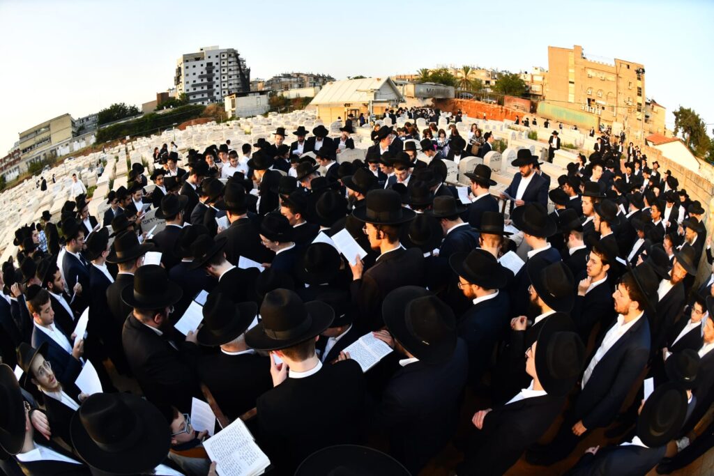 בעצרות הספד ובעלייה לקבר: יארצייט ראשון למרן הגרי"ג אדלשטיין זצוק"ל