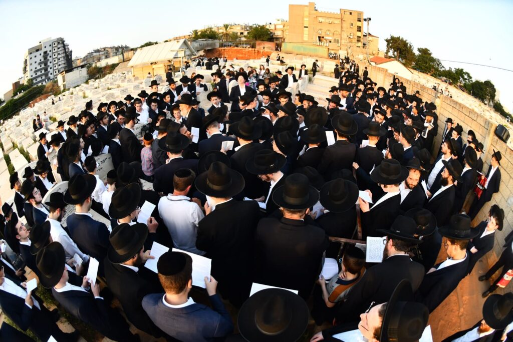 בעצרות הספד ובעלייה לקבר: יארצייט ראשון למרן הגרי"ג אדלשטיין זצוק"ל