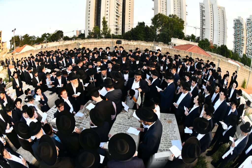 בעצרות הספד ובעלייה לקבר: יארצייט ראשון למרן הגרי"ג אדלשטיין זצוק"ל