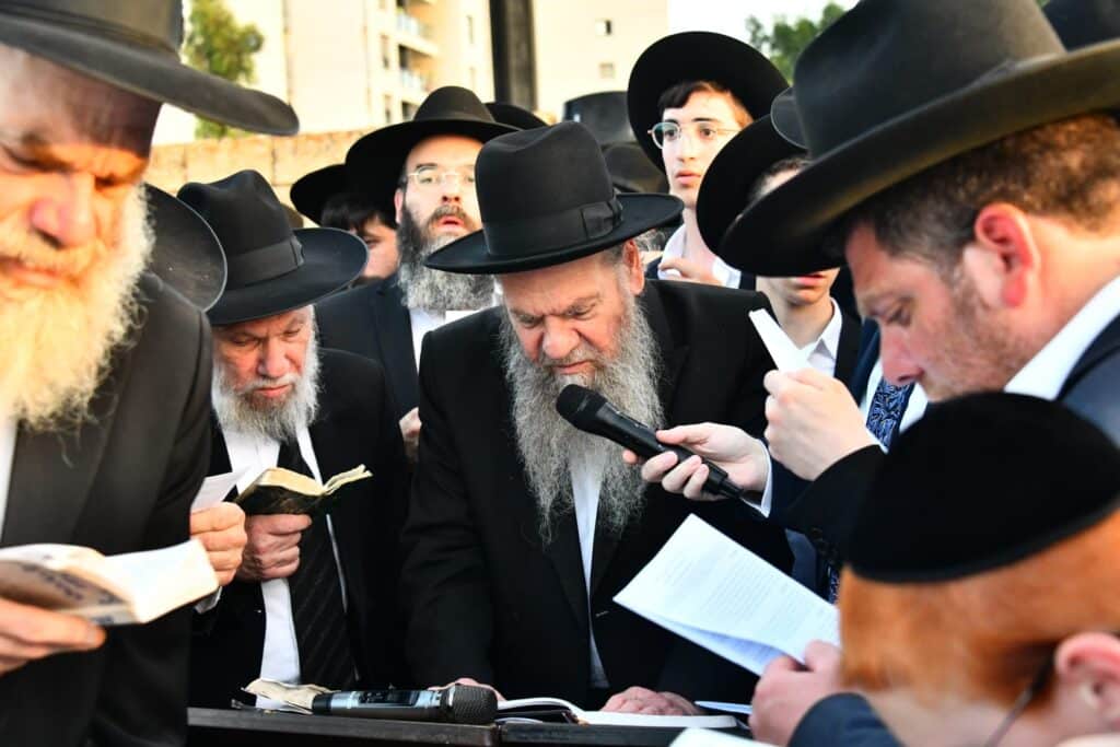 בעצרות הספד ובעלייה לקבר: יארצייט ראשון למרן הגרי"ג אדלשטיין זצוק"ל