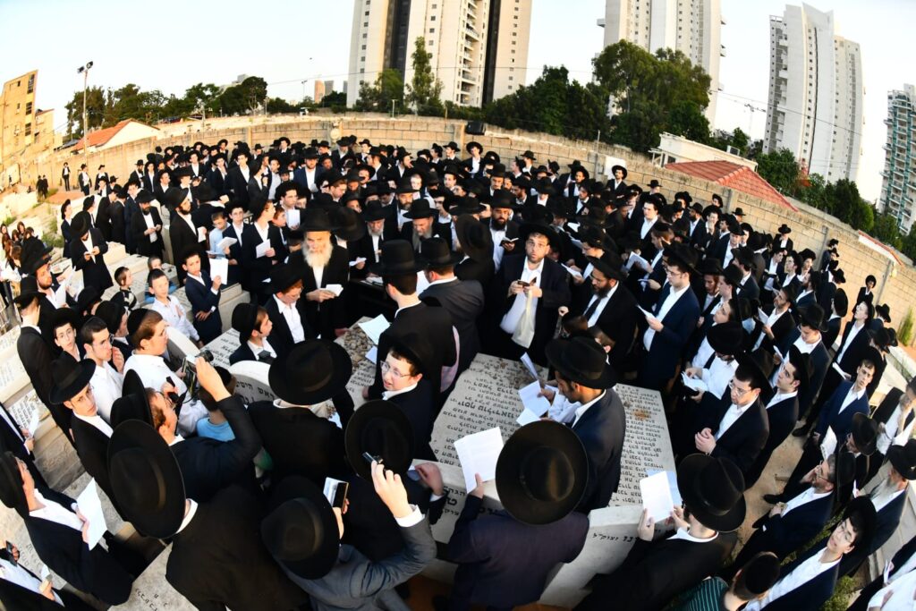 בעצרות הספד ובעלייה לקבר: יארצייט ראשון למרן הגרי"ג אדלשטיין זצוק"ל