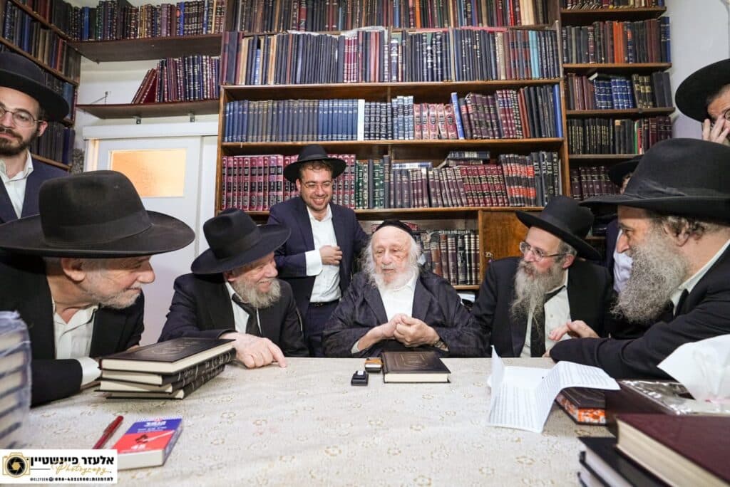 בעצרות הספד ובעלייה לקבר: יארצייט ראשון למרן הגרי"ג אדלשטיין זצוק"ל