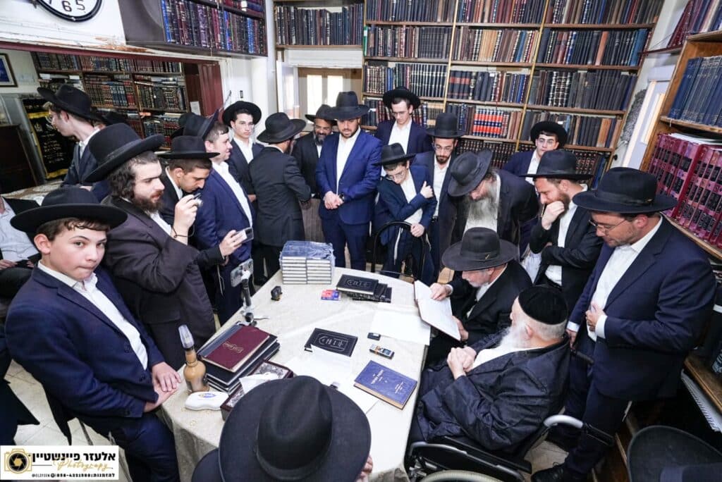 בעצרות הספד ובעלייה לקבר: יארצייט ראשון למרן הגרי"ג אדלשטיין זצוק"ל