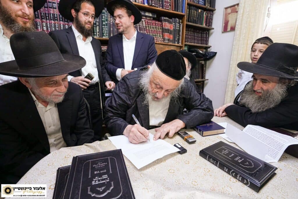 בעצרות הספד ובעלייה לקבר: יארצייט ראשון למרן הגרי"ג אדלשטיין זצוק"ל