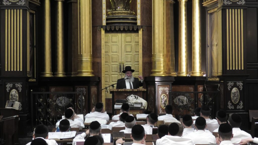 בעצרות הספד ובעלייה לקבר: יארצייט ראשון למרן הגרי"ג אדלשטיין זצוק"ל