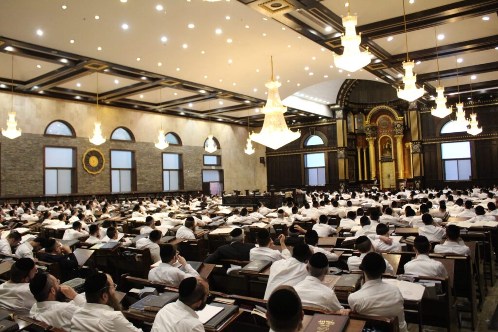 בעצרות הספד ובעלייה לקבר: יארצייט ראשון למרן הגרי"ג אדלשטיין זצוק"ל