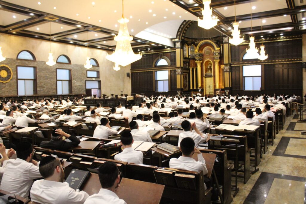 בעצרות הספד ובעלייה לקבר: יארצייט ראשון למרן הגרי"ג אדלשטיין זצוק"ל