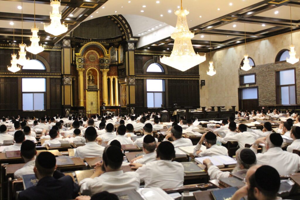 בעצרות הספד ובעלייה לקבר: יארצייט ראשון למרן הגרי"ג אדלשטיין זצוק"ל